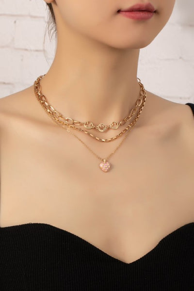 Conjunto de tres collares en capas con colgante de corazón a cuadros en tono dorado y esmalte rosa
