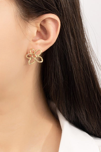 Openwork flower stud earrings