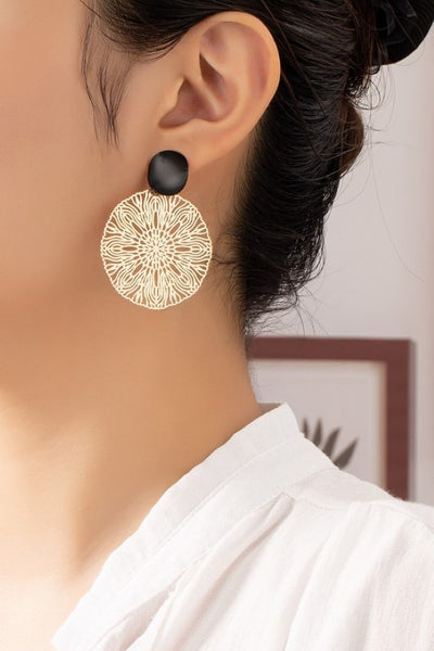 Filigree flower pattern disk drop earrings